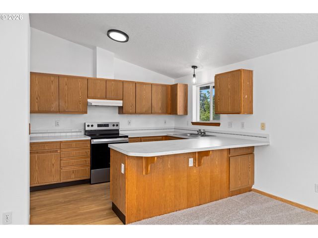 12037 Se RAYMOND St, Portland, OR 97266