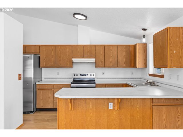 12037 Se RAYMOND St, Portland, OR 97266