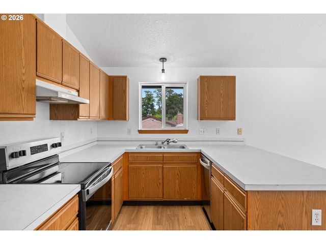 12037 Se RAYMOND St, Portland, OR 97266