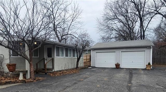 7201 N Holmes Street, Gladstone, MO 64118