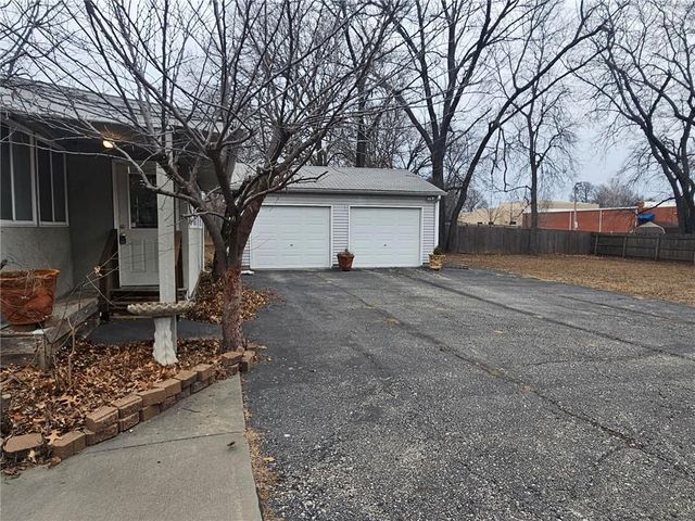 7201 N Holmes Street, Gladstone, MO 64118