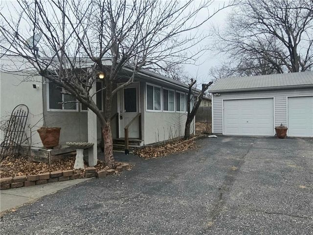 7201 N Holmes Street, Gladstone, MO 64118