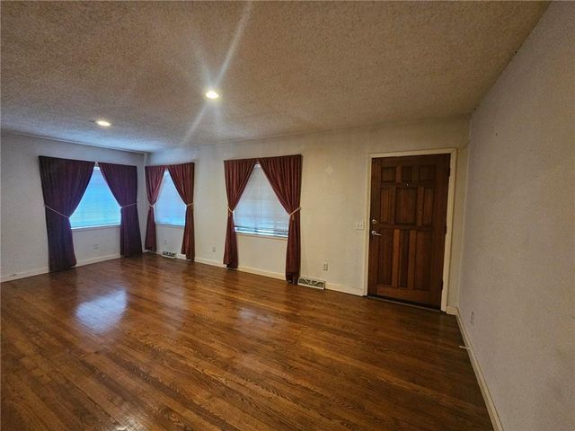 7201 N Holmes Street, Gladstone, MO 64118