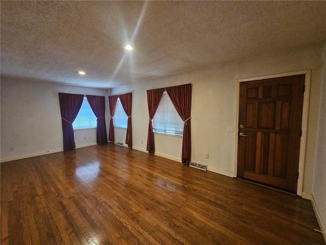 7201 N Holmes Street, Gladstone, MO 64118