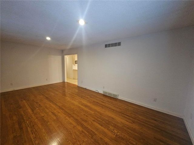 7201 N Holmes Street, Gladstone, MO 64118