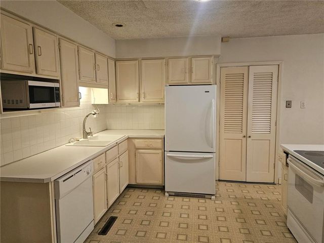 7201 N Holmes Street, Gladstone, MO 64118