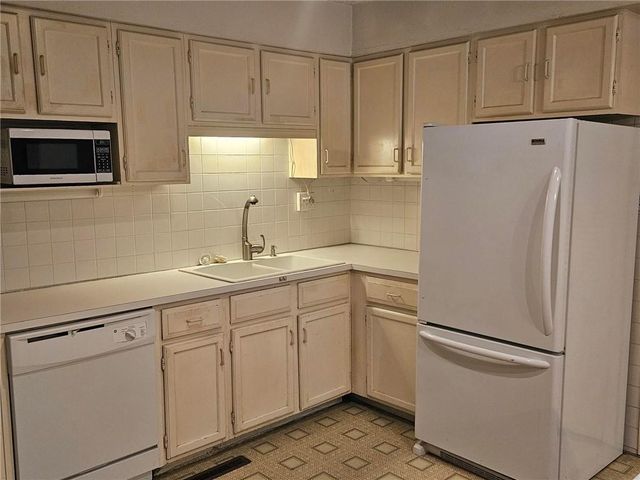 7201 N Holmes Street, Gladstone, MO 64118