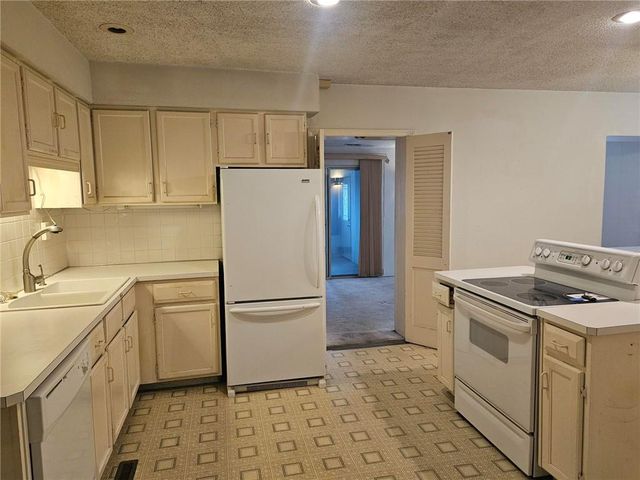 7201 N Holmes Street, Gladstone, MO 64118