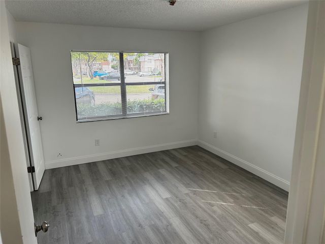 871 NE 207th Ter 102, Miami, FL 33179