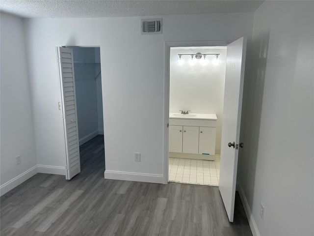 871 NE 207th Ter 102, Miami, FL 33179