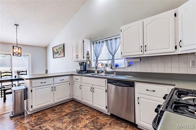 86 Adventura Drive, Festus, MO 63028