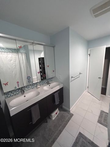 28 Hopi Drive, Middletown, NJ 07748