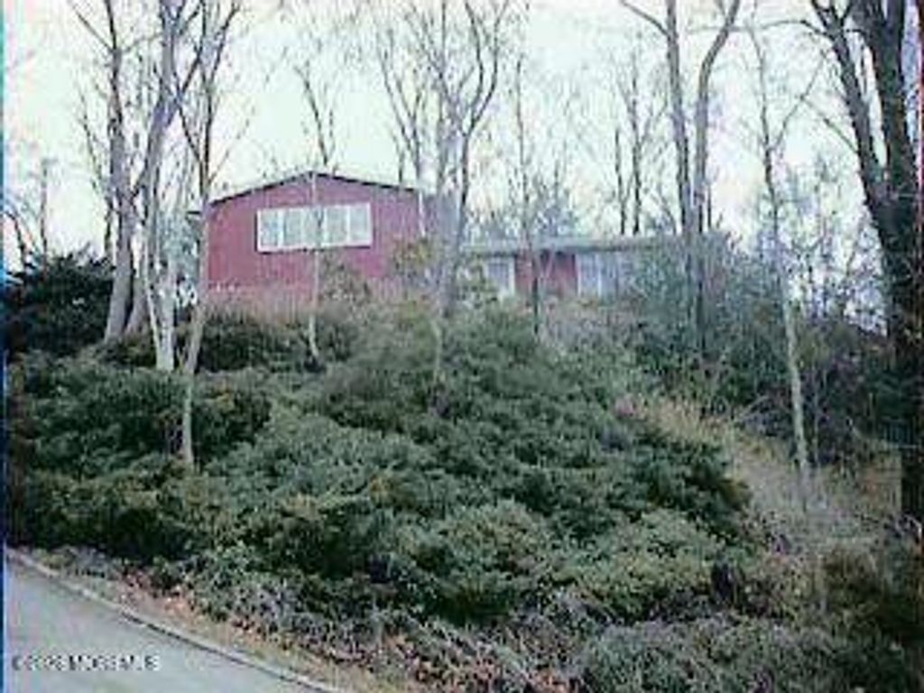 28 Hopi Drive, Middletown, NJ 07748