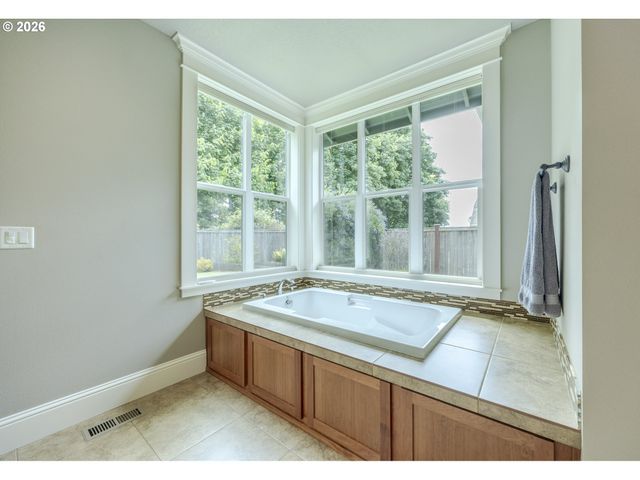 3735 NORWICH Ave, Eugene, OR 97408