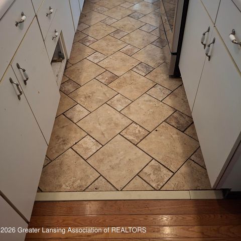 410 W Berry Avenue, Lansing, MI 48910