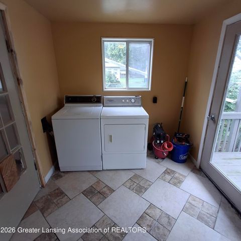 410 W Berry Avenue, Lansing, MI 48910