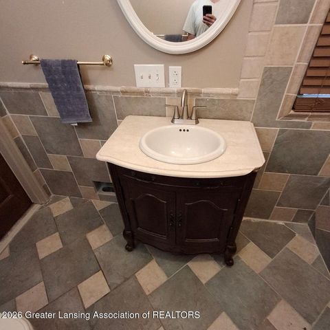 410 W Berry Avenue, Lansing, MI 48910