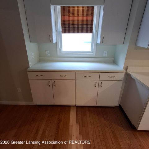 410 W Berry Avenue, Lansing, MI 48910