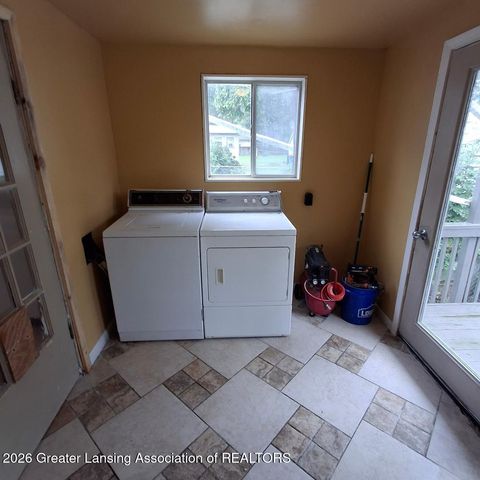 410 W Berry Avenue, Lansing, MI 48910