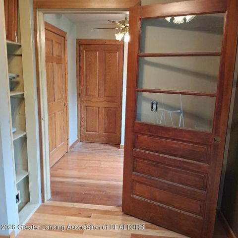 410 W Berry Avenue, Lansing, MI 48910
