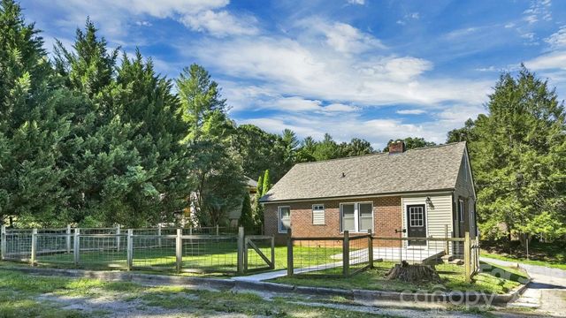 10 Enka Oak Street, Candler, NC 28715