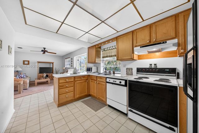 7241 NW 10th Pl, Plantation, FL 33313