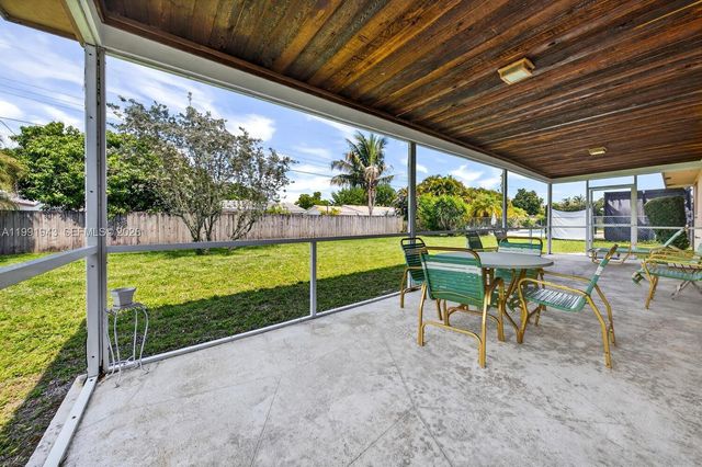 7241 NW 10th Pl, Plantation, FL 33313