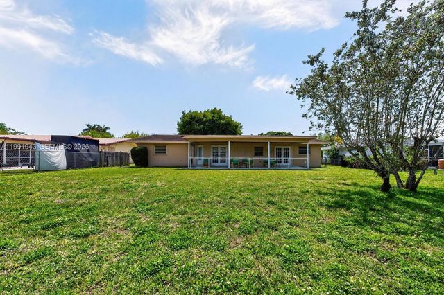 7241 NW 10th Pl, Plantation, FL 33313