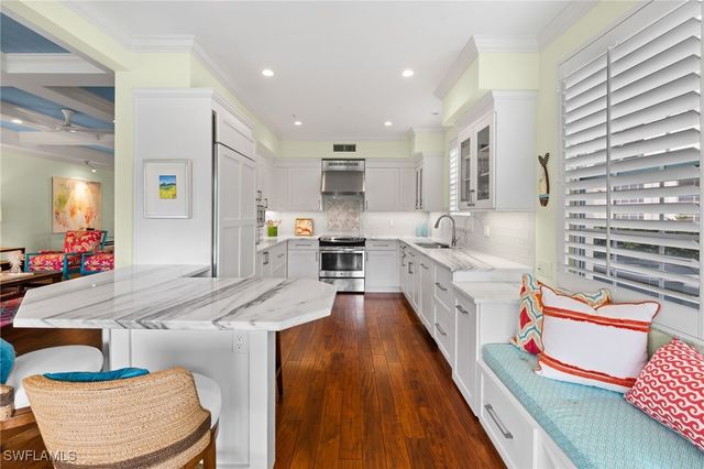 2120 Aberdeen LN 101, Naples, FL 34109