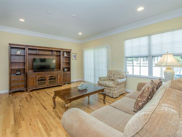 87 Paget Lane, Massapequa, NY 11758
