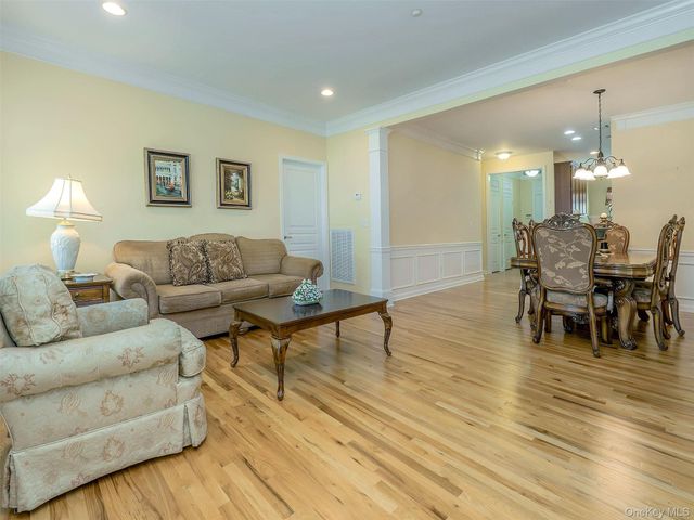 87 Paget Lane, Massapequa, NY 11758