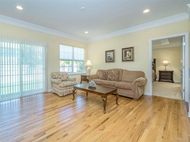 87 Paget Lane, Massapequa, NY 11758