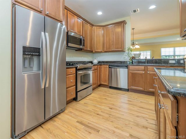 87 Paget Lane, Massapequa, NY 11758