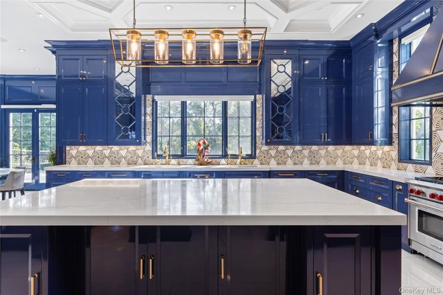 6 Foxwood Road, Great Neck, NY 11024