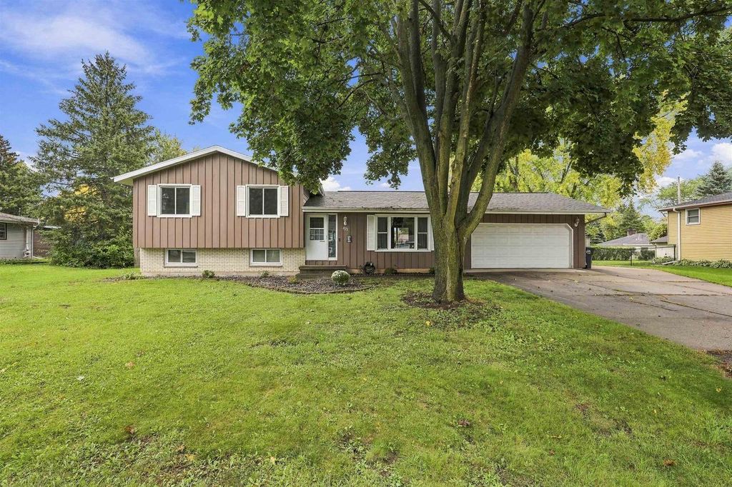 821 WOODFIELD ROAD, Neenah, WI 54956