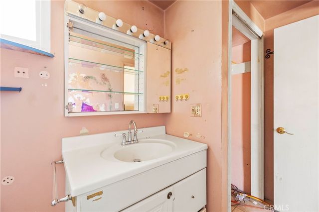 13873 Lanark, Panorama City, CA 91402