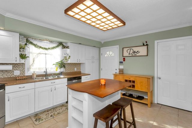 21 Brentwood St, Springfield, MA 01108