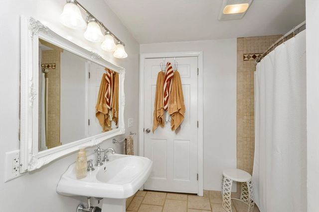 21 Brentwood St, Springfield, MA 01108