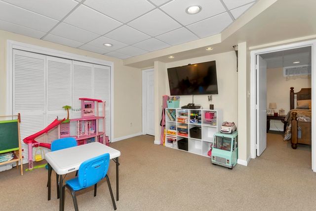 21 Brentwood St, Springfield, MA 01108