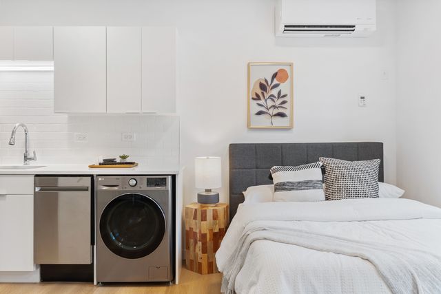 1650 W Roscoe Street 210, Chicago, IL 60657