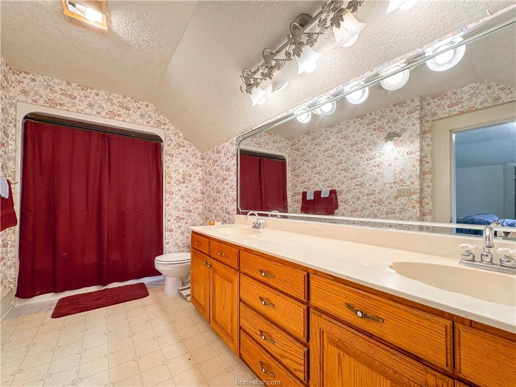 106 South Logan Avenue, Bryan, TX 77803 — photo 2