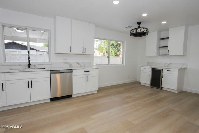 2142 W KERRY Lane, Phoenix, AZ 85027