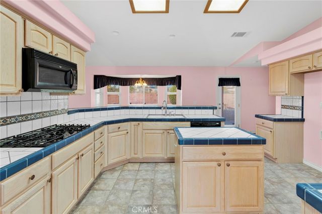 16460 Malahat Road, Apple Valley, CA 92307