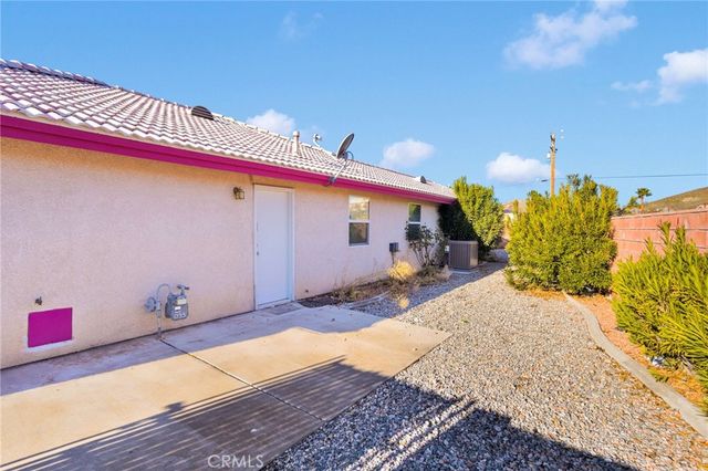 16460 Malahat Road, Apple Valley, CA 92307