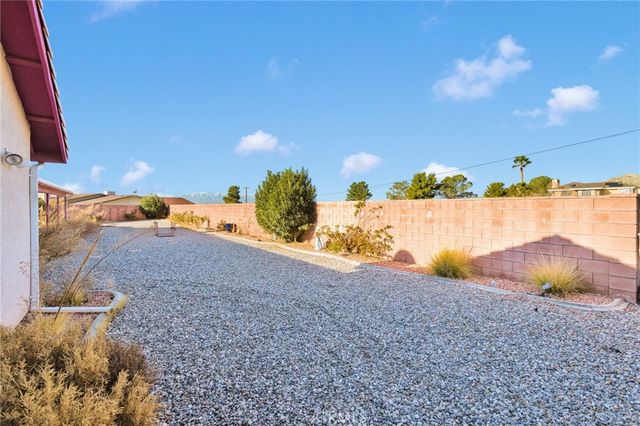 16460 Malahat Road, Apple Valley, CA 92307