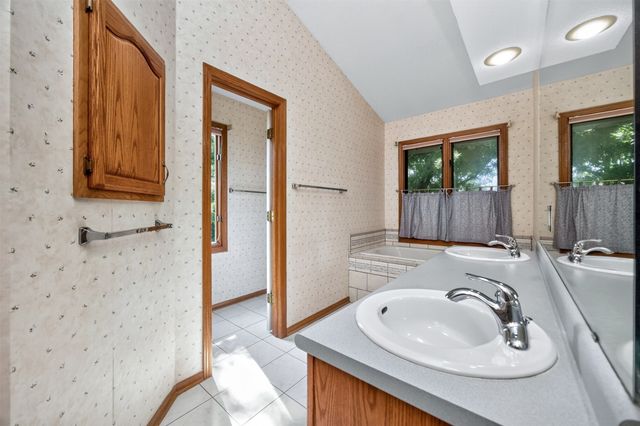 10022 Valdez Drive, Urbandale, IA 50322
