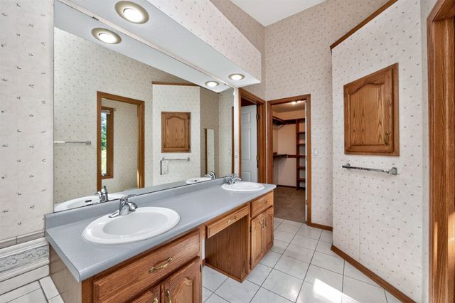 10022 Valdez Drive, Urbandale, IA 50322