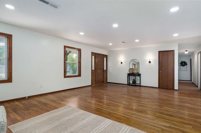 8383 W Sunset Drive, Springfield, MO 65802