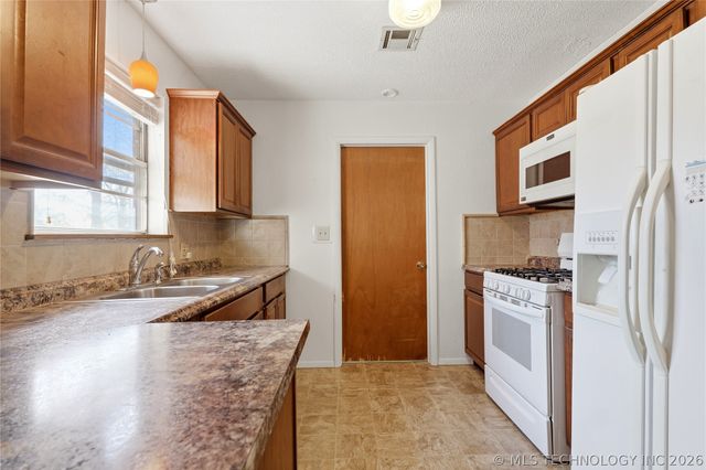 403 SW 2nd Street, Wagoner, OK 74467