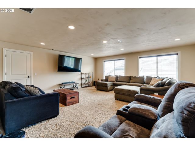 2251 COMSTOCK Ave, Eugene, OR 97408